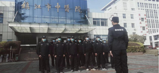 “內(nèi)強(qiáng)素質(zhì)、外塑形象”—潤(rùn)州保安組織中醫(yī)院隊(duì)員進(jìn)行日常隊(duì)列訓(xùn)練