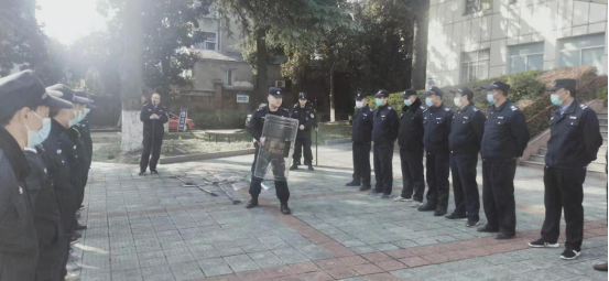 “內(nèi)強(qiáng)素質(zhì)、外塑形象”—潤(rùn)州保安組織中醫(yī)院隊(duì)員進(jìn)行日常隊(duì)列訓(xùn)練
